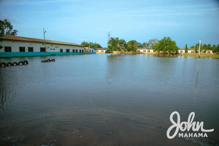 H.E John Mahama Has visited Communities Along the Volta River Affected by the Akosombo Dam Spillage